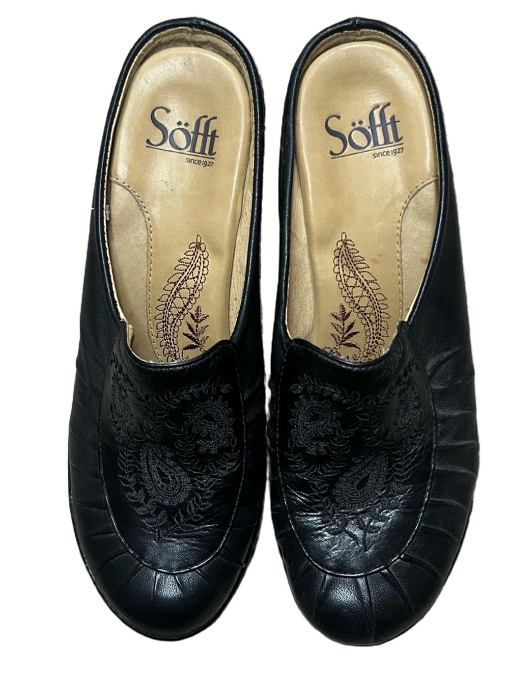 Söfft Black Leather Embroidered
Mule Clogs Heeled Slip-On Shoes
Women's Size 7